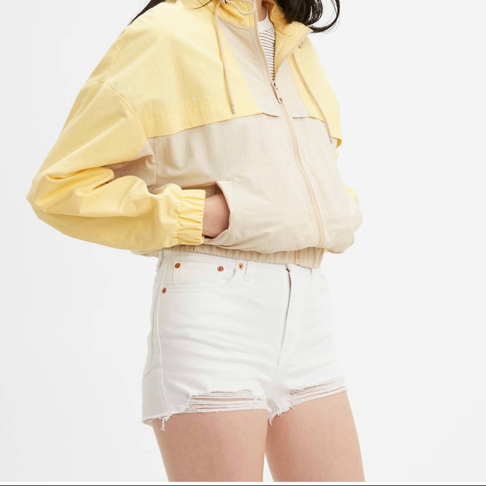High rise white Levi’s shorts, 26